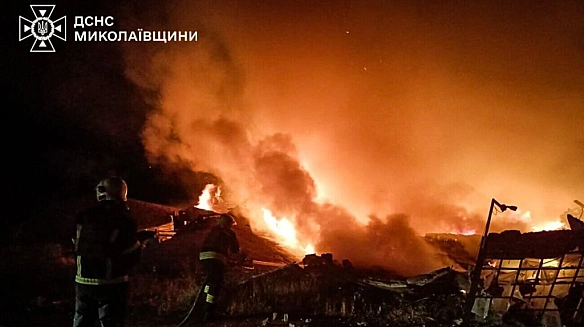 Росіяни атакували Миколаїв дронами: у місті спалахнули пожежі на складах