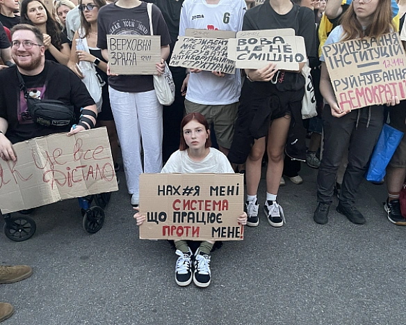 we.ua - Україна - не Росія - тисячі людей вийшли на вулиці проти змін до САП і НАБУ