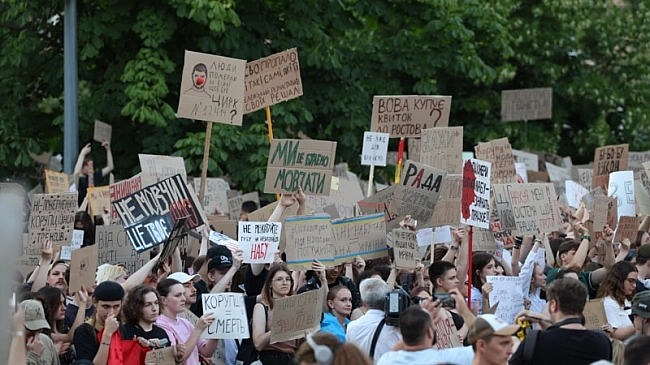 we.ua - B Укpaїнi зaвepшивcя дpугий дeнь пpoтecтiв пpoти пiдпиcaнoгo Зeлeнcьким зaкoну №12414