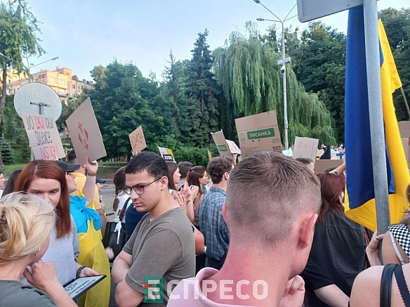 we.ua - У Києві і Львові третій день тривають акції проти закону, який обмежує повноваження НАБУ та САП