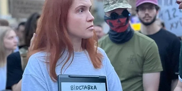 we.ua - Нардепка Безугла, яка голосувала за закон щодо НАБУ і САП, прийшла на мітинг проти нього: її зустріли вигуками «ганьба» — відео