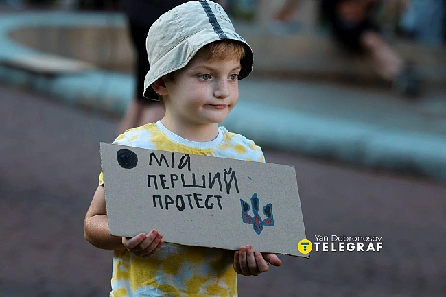we.ua - Приймайте закон! і Безуглу геть! Як пройшов третій день протестів у Києві (репортаж)