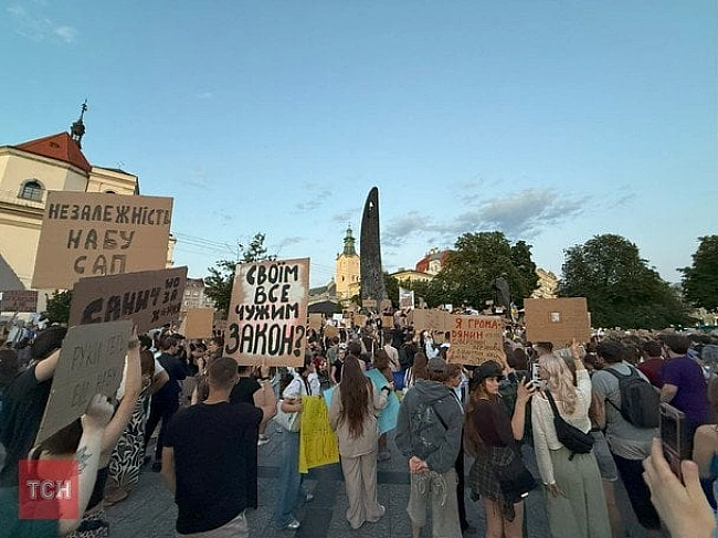 we.ua - Люди у Львові вийшли на масштабний протест через закон про НАБУ та САП (відео)