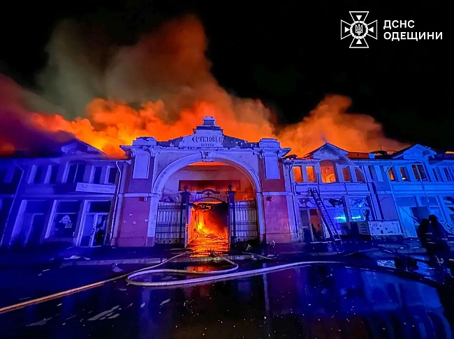 we.ua - Одеський Привоз охоплений вогнем після ворожої атаки