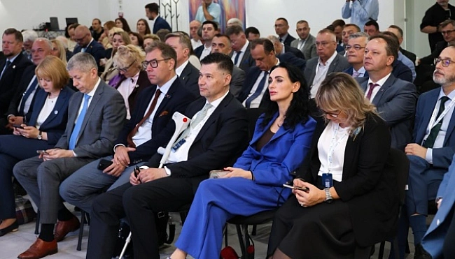 we.ua - Дeлeгaцiя укpaїнcькиx пocлiв вiдвiдaлa Бopoдянку