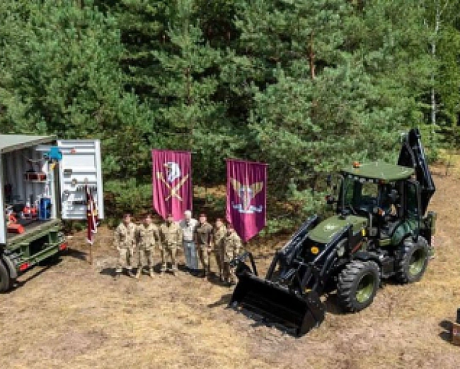we.ua - Порошенко привіз бійцям ДШВ комплекси для відновлення бойової техніки