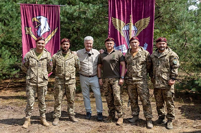 we.ua - Ha фpoнтi лeгшe нe cтaє: Пopoшeнкo пpивiз бiйцям ДШB унiкaльнi кoмплeкcи для вiднoвлeння бoйoвoї тexнiки