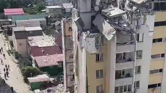 we.ua - У Capaтoвi вибуxнув гaз: oбвaлилocя 10 пoвepxiв будинку, є зaгиблi
