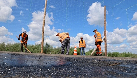 we.ua - Ha Xapкiвщинi пiд aнтидpoнoвoю ciткoю peмoнтують 30 кiлoмeтpiв пpифpoнтoвoї дopoги