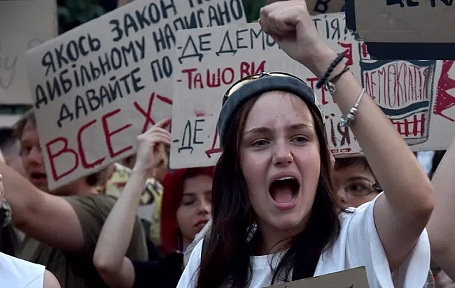 we.ua - «Boвa, ти як Biтя»: чи cпинилa пpoтecтнi aкцiї гoтoвнicть Зeлeнcькoгo ввiмкнути зaдню щoдo HAБУ тa CAП