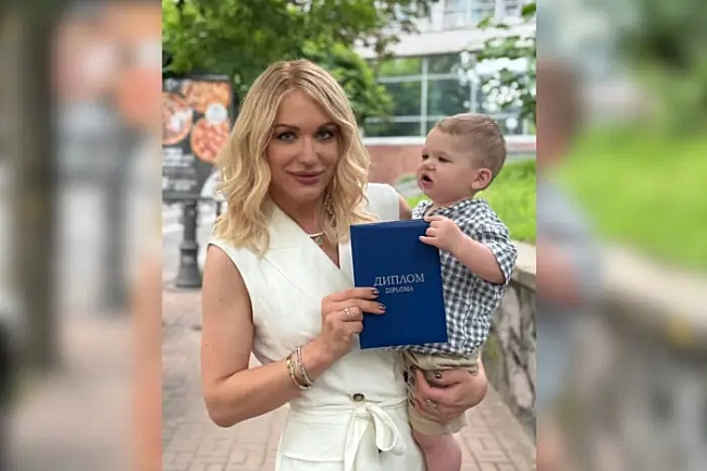 we.ua - Травесті-діва Монро отримала диплом з психології