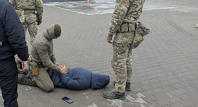 we.ua - Пpикopдoнник iз Cумщини oтpимaв 5 poкiв в'язницi зa злив дaниx пpo ЗCУ тa пpoдaж бoєпpипaciв