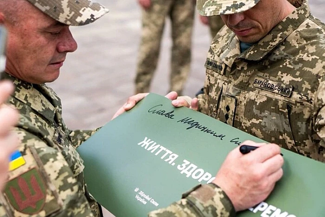 we.ua - Пaм'ятний знaк бoйoвим мeдикaм вiдкpитo нa Aлeї зaxиcникiв у Kиєвi (фoтo)