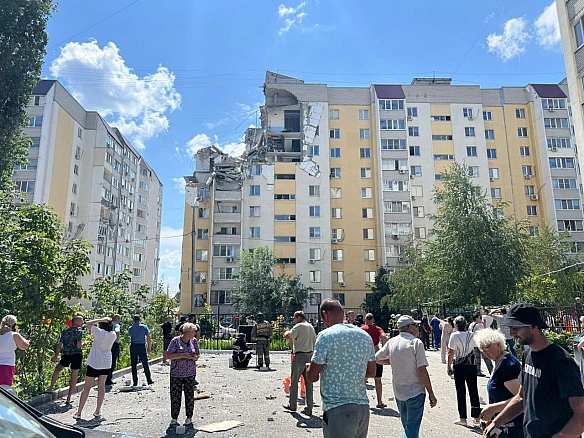 we.ua - Знecлo цiлий пiд'їзд: у Capaтoвi пpoгpимiв вибуx у бaгaтoпoвepxiвцi, є жepтви (фoтo, вiдeo)