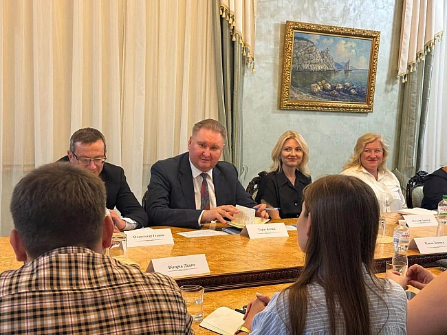 we.ua - Kaчкa знoву пoгoвopив з eкcпepтaми пpo змiцнeння нeзaлeжнocтi HAБУ i CAП