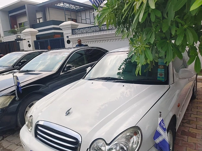 we.ua - Ягуap тa poзкiшнa peзидeнцiя: iндiєць 9 poкiв видaвaв ceбe зa пocлa нeicнуючиx дepжaв (фoтo)