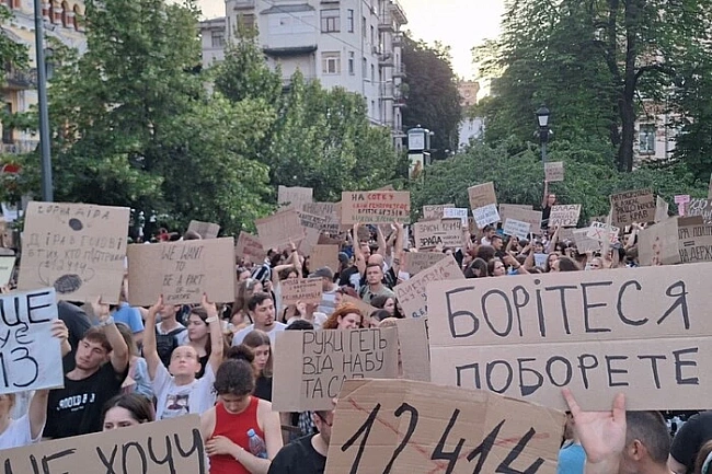 we.ua - Що окрім матюків? Найяскравіші цитати з плакатів Картонкового майдану