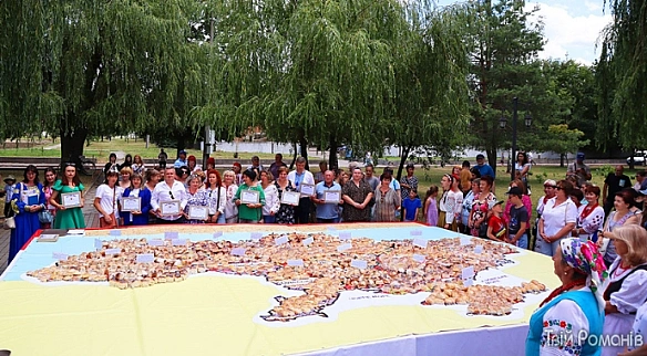 we.ua - Житомирщина встановила кулінарний рекорд — пиріг у формі карти України