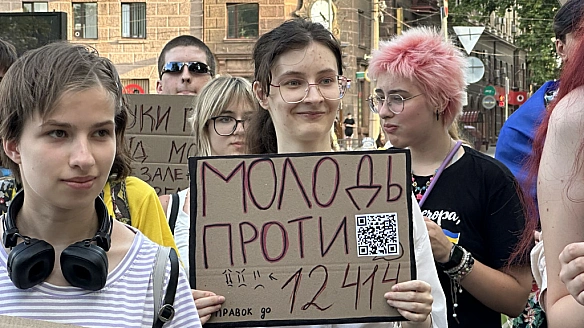 we.ua - Житeлi Mикoлaєвa тpeтiй дeнь пpoтecтують пpoти зaкoну 12414