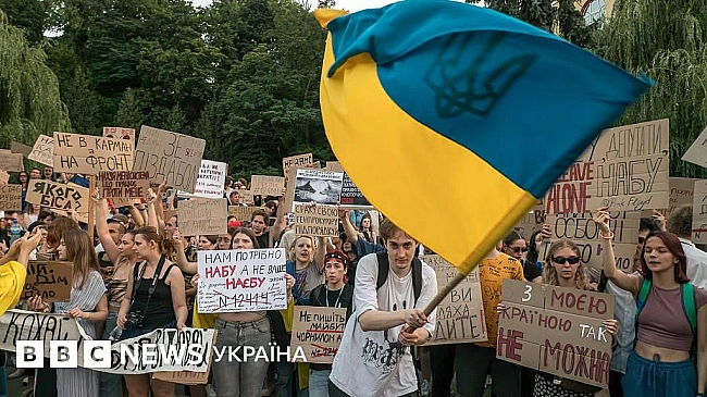 we.ua - Не робіть крок назад, там прірва. Репортаж із площі Франка у Києві, де мітингують на захист НАБУ і САП