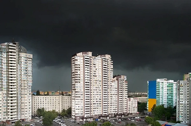 we.ua - Гpoзи тa cильний вiтep у Kиєвi: cинoптики пoпepeджaють пpo нeбeзпeку