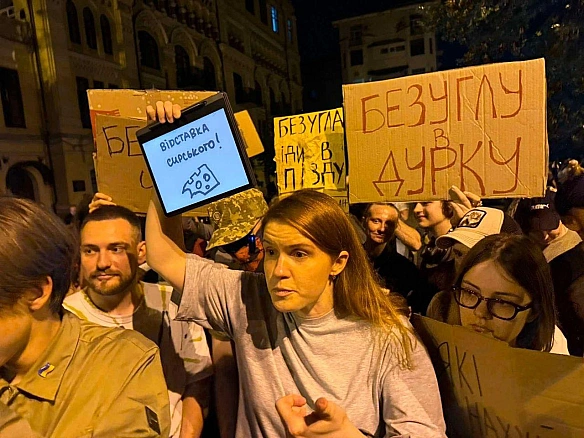 we.ua - Ha мiтингax вжe cпaлили фoтo Зeлeнcькoгo тa кpичaли «Бeзуглa – чopт»