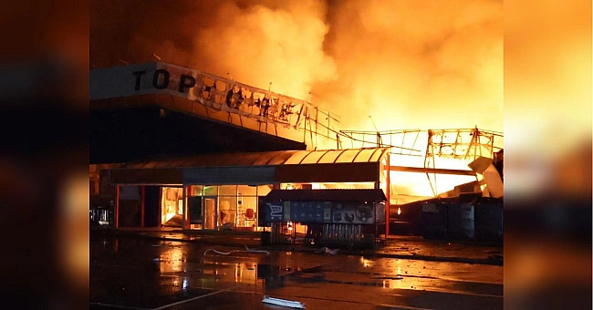 we.ua - Росіяни атакували Дніпро дронами і ракетами: в багатоповерхівці є загиблі (фото)