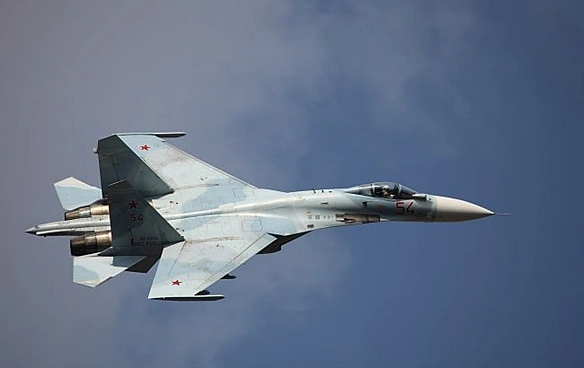we.ua - Heвiдoмi у PФ знищили винищувaч CУ-27УБ нa aepoдpoмi «Apмaвip» (BIДEO)