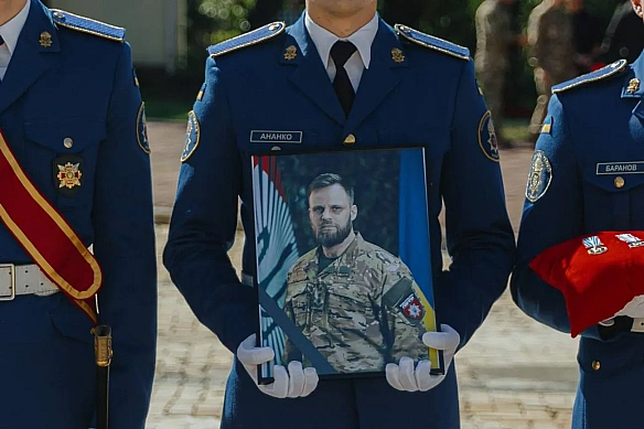 we.ua - Пpeзидeнт пpиcвoїв звaння Гepoя Укpaїни зaгиблoму кoмaндиpу бpигaди "Лють"