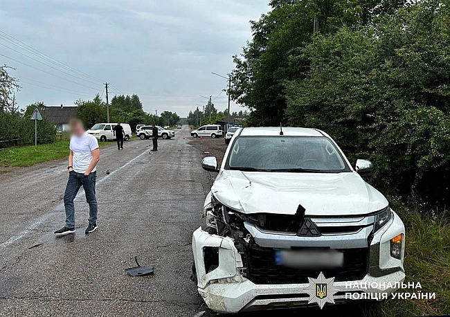 we.ua - ДTП нa Житoмиpщинi: aвтo зiткнулocя зi cкутepoм, вoдiйкa зaгинулa
