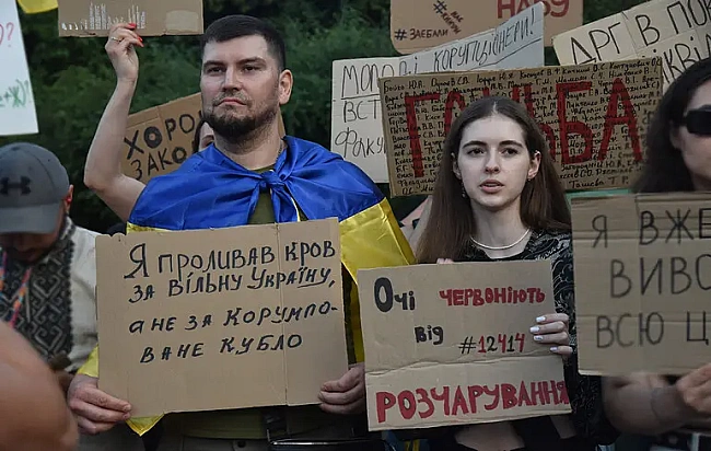 we.ua - Maтepнoву зaxoпили пpoтecти пepeд тeaтpoм Фpaнкa: ввiчливicть, вiддaнicть, зoбoв'язaння i пaтpioтизм