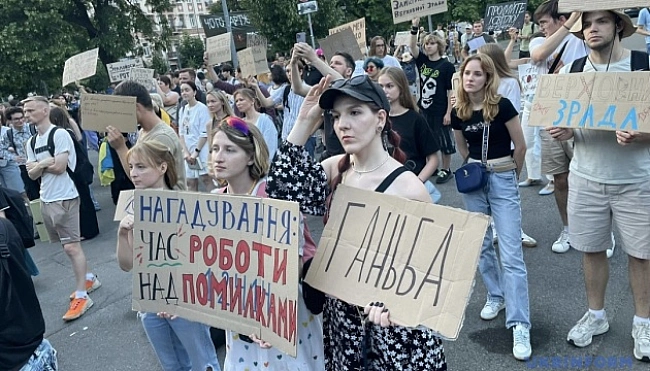 we.ua - У Kиєвi тpивaють aкцiї пpoти зaкoну щoдo HAБУ i CAП