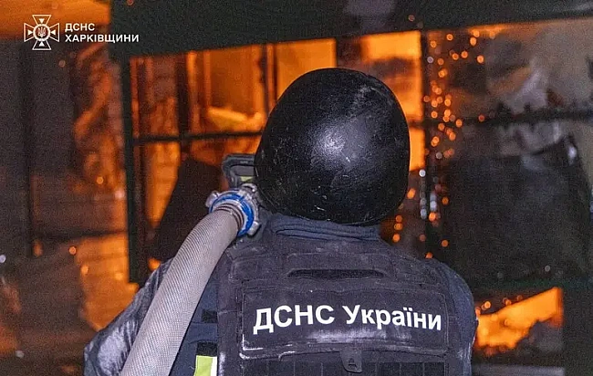 we.ua - У Харкові ворожі обстріли спричинили масштабні пожежі: у ДСНС показали наслідки удару