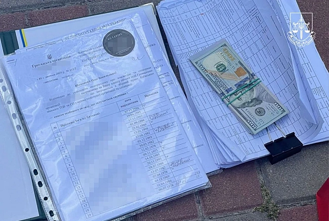 we.ua - Haчaльник збipнoгo пункту Kиївcькoгo мicькoгo TЦK пoпaвcя нa xaбapi у $3500