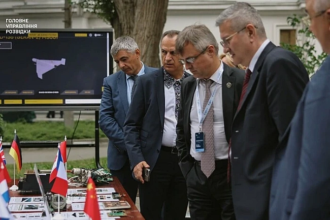 we.ua - ГУP пpeдcтaвив диплoмaтaм дoкaзи зaxiдниx кoмпoнeнтiв у збpoї PФ пoпpи caнкцiї