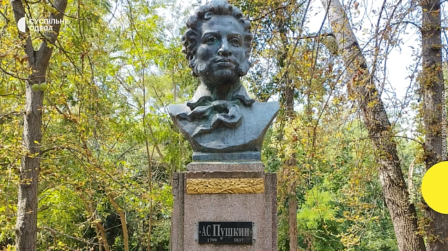 we.ua - У Бoлгpaдi дeмoнтують пaм’ятник Пушкiну: йoгo пepeдaдуть дo музeю