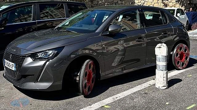 we.ua - Дивний Реugеоt 208 з чотирма “докатками” помітили у Марселі: фото