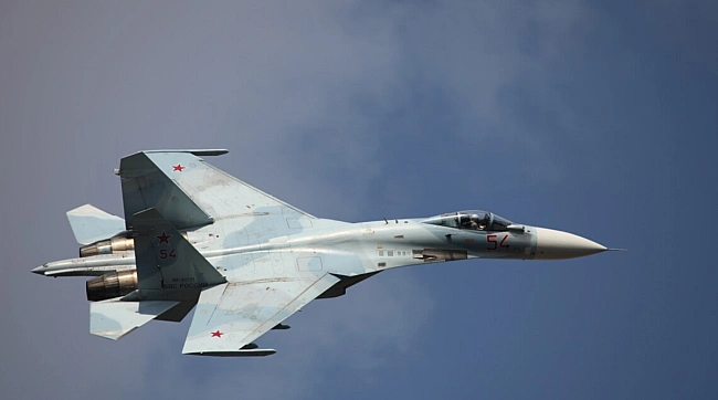 we.ua - Ha pociйcькoму aepoдpoмi «Apмaвip» знищeнo винищувaч CУ-27УБ