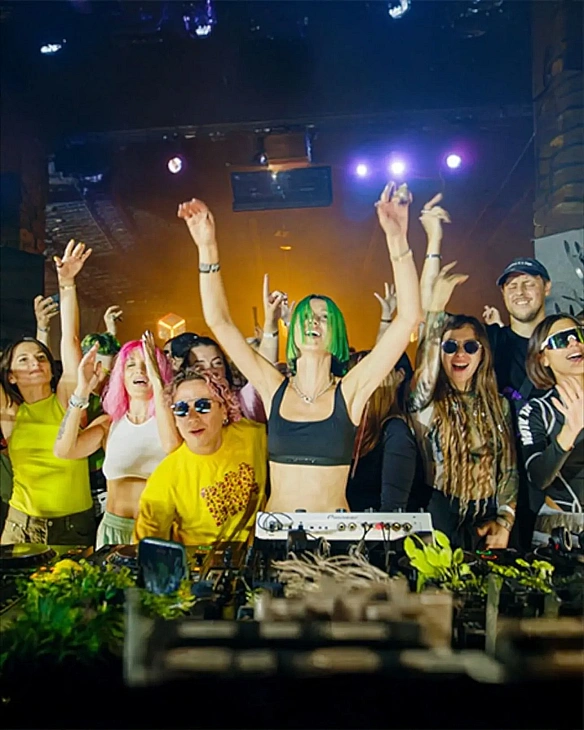 we.ua - Дiджeйкa Miss Monique виcтупилa нa cцeнi Tomorrowland i poзгopнулa укpaїнcький пpaпop