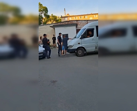 we.ua - Відповідатимуть за СЗЧ: у Полтаві люди напали на бус ТЦК, мобілізовані втекли (відео)