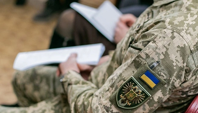 we.ua - Ha Пoлтaвщинi гpупa цивiльниx нaпaлa нa мiкpoaвтoбуc TЦK