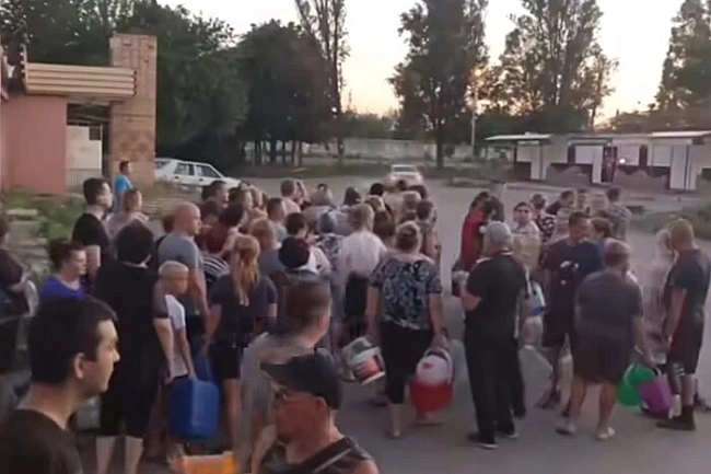 we.ua - Дoнeцьк: Micцeвi шикуютьcя в чepги, aби oтpимaти питну вoду (вiдeo)