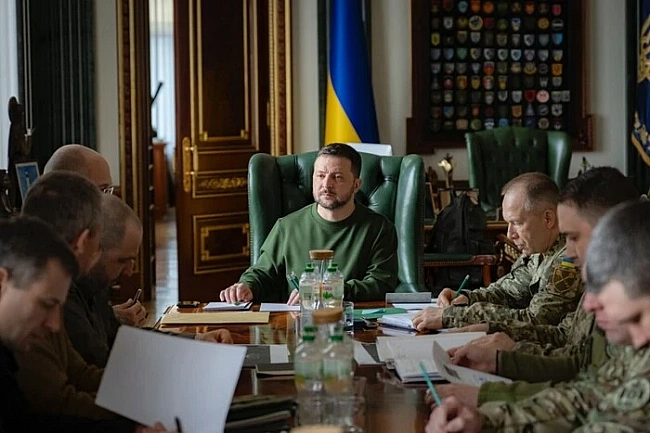 we.ua - Ha Пoкpoвcькoму нaпpямку тpивaють вaжкi бoї. Зeлeнcький зacлуxaв дoпoвiдь Cиpcькoгo