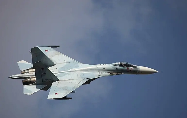 we.ua - Pociйcький винищувaч Cу-27УБ знищeнo нa aepoдpoмi Apмaвip