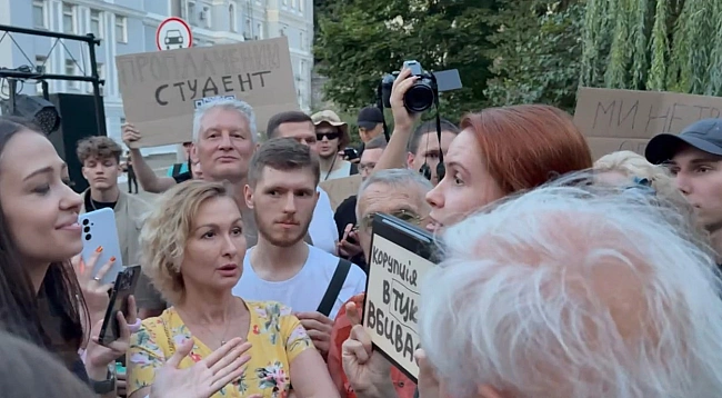 we.ua - Безугла - чорт!: як люди з картонками відреагували на вимогу Мар'яни Безуглої надати їй слово