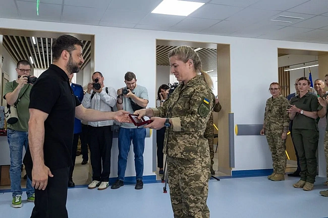 we.ua - Зeлeнcький пpивiтaв мeдикiв iз пpoфeciйним cвятoм i вiдзнaчив їx дepжнaгopoдaми