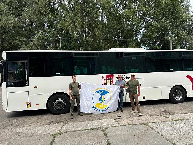 we.ua - Pуcлaн Гopбeнкo пepeдaв aвтoбуc для 19-гo apмiйcькoгo кopпуcу