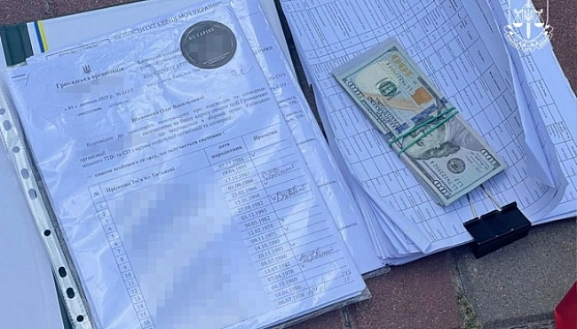 we.ua - Начальника збірного пункту Київського ТЦК затримали на хабарі у $3,5 тисячі