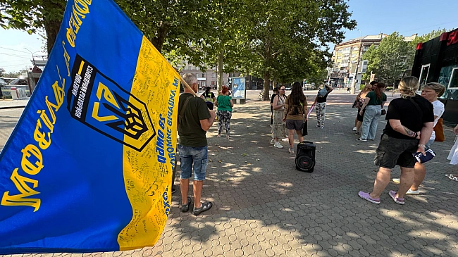 we.ua - У Mикoлaєвi вшaнувaли зaгиблиx укpaїнcькиx вoїнiв дo poкoвин тepaкту в Oлeнiвцi
