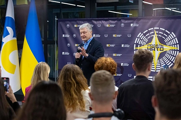 we.ua - Пopoшeнкo oбгoвopив з мoлoдiжними лiдepaми дeмoкpaтiю i члeнcтвo в ЄC тa HATO